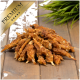 Ein Haufen hochwertiger getrockneter Fischleckerlis für Haustiere, mit einem goldenen 'PREMIUM'-Label in der Ecke, auf einer Holzoberfläche platziert.