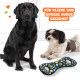 Zwei Hunde, ein schwarzer Labrador und ein kleiner braun-weißer Hund, sitzen neben einem bunten Hundespielzeug. Der Text lautet: 'FÜR KLEINE UND GROSSE HUNDE GEEIGNET.'