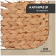 Nahaufnahme einer gewebten Matte aus Naturfasern in hellbrauner Farbe, mit dem Text "NATURFASER" und "Wasserhyazinthe" in Fettdruck.
