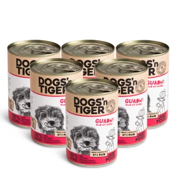 Guadn! 6x400 g Sechs Dosen DOGS'n TIGER Hundefutter, beschriftet mit 'GUAND! Rind mit Kürbis', mit einer Hundillustration, mit '100% NATURAL' und '67% Rind' Text.