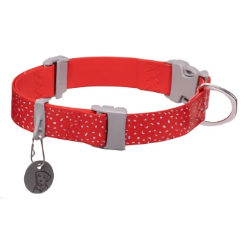 Confluence™ Halsband rot L Rote Hundehalsband mit silbernen Sprenkeln, mit einer grauen Schnalle und einem Metallschild mit einer Hundillustration.