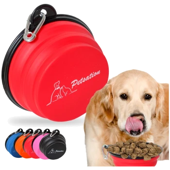 Rote zusammenklappbare Haustierschüssel mit einem Clip, mit dem Text 'Petsation', neben einem Hund und einer Schüssel mit Hundefutter.