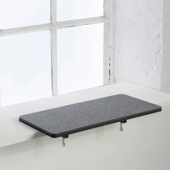 Graue Katzenregal an einer weißen Wand unter einem Fenster, entworfen für den Komfort und die Entspannung von Haustieren.