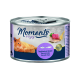 Dose Katzenfutter mit der Aufschrift "Momente zum Genießen," mit einer Dose, die eine orangefarbene Katze zeigt, und einem Teller mit Thunfisch und Forelle auf einer Gabel.