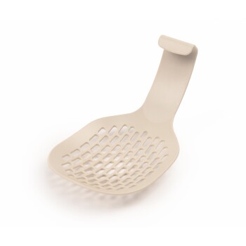 Eine beige Kunststoffstreuschaufel mit einem perforierten Design und einem Haken zum Aufhängen, ideal zum Reinigen von Katzenstreu.