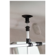 Eine Nahaufnahme einer Installation einer Haustierautobarrikade, mit verstellbaren Metallstangen und schwarzen Kunststoffverbindern, die an der Decke des Fahrzeugs befestigt sind.