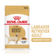 Royal Canin Labrador Retriever Adult Hundefutterverpackung, mit einer Illustration eines goldenen Labradors, 140g Größe, und Text, der "Ideales Gewicht" hervorhebt.