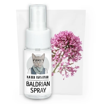 Eine Sprühflasche mit der Aufschrift "Baldrian Spray" mit einer Cartoon-Tierillustration und pinken Blumen im Hintergrund.