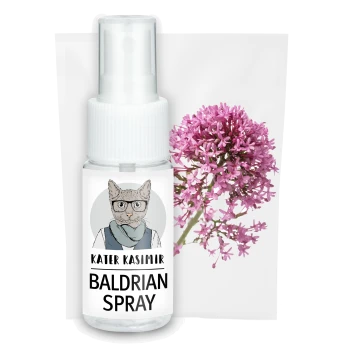 Eine Sprühflasche mit der Aufschrift "Baldrian Spray" mit einer Cartoon-Tierillustration und pinken Blumen im Hintergrund.