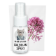 Eine Sprühflasche mit der Aufschrift "Baldrian Spray" mit einer Cartoon-Tierillustration und pinken Blumen im Hintergrund.