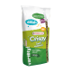 Eine Tüte Versele-Laga Crispy Futter für kleine Säugetiere, mit buntem Text mit "delish," "yum!" und "oh!" auf einem grünen und weißen Hintergrund.