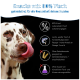 Dalmatinerhund leckt sich die Nase, mit Text, der getreidefreie Snacks mit 80% Fisch bewirbt, und die gesundheitlichen Vorteile und Zutaten hervorhebt.