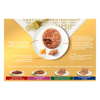 Assiette blanche avec une timbale humide GOURMET GOLD contenant des morceaux de carotte, fourchette dorée sur fond jaune