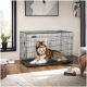 Ein flauschiger braun-weißer Alaskan Malamute liegt bequem in einer schwarzen Metallhundekiste in einem modernen Wohnzimmer, mit einer Pflanze und Haustierschalen in der Nähe.