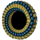 Blau-gelber geflochtener Hundespielzeugseilring mit reflektierenden Streifen auf schwarzem Hintergrund.