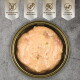 Nassfutter für Haustiere in einer goldenen Dose, glatte rosa Paste, getreidefrei, proteinreich, zuckerfrei, mit den Vitaminen A, E und D3.