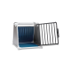 Une cage pour animaux avec un cadre blanc et un sol bleu, dotée d'une porte en métal noir amovible avec des barres verticales, partiellement ouverte.