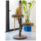 Eine orangefarbene getigerte Katze sitzt auf einem plüschigen, mit Fell gefütterten Katzenbaum mit zwei Plattformen, aus natürlichem Holz, neben einer grünen Pflanze.