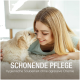 Ein verspielter Welpe schnüffelt an einem Gesicht einer Person auf einem weichen Teppich, mit dem Text "SCHONENDE PFLEGE" und "Hygienische Sauberkeit."