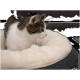 Eine Nahaufnahme einer getigerten und weißen Katze, die in einem plüschigen, runden Haustierbett mit einem weichen, cremefarbenen Innenraum sitzt.
