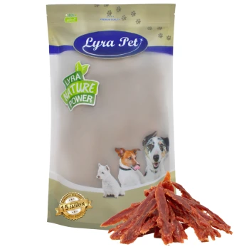 Verpackung von Lyra Pet Hundeleckerlis mit einem Logo, mit Bildern eines Hundes, einer Katze und einem kleinen Hund, neben einem Haufen von Jerky-Streifen.