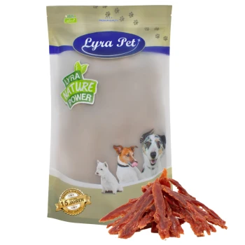 Verpackung von Lyra Pet Hundeleckerlis mit einem Logo, mit Bildern eines Hundes, einer Katze und einem kleinen Hund, neben einem Haufen von Jerky-Streifen.