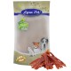 Verpackung von Lyra Pet Hundeleckerlis mit einem Logo, mit Bildern eines Hundes, einer Katze und einem kleinen Hund, neben einem Haufen von Jerky-Streifen.