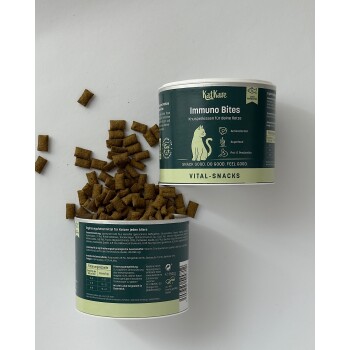 Katze frisst aus einer Dose KatKare Immuno Bites Snack mit deutschen Fütterungsempfehlungen für Katzen unterschiedlicher Gewichte.