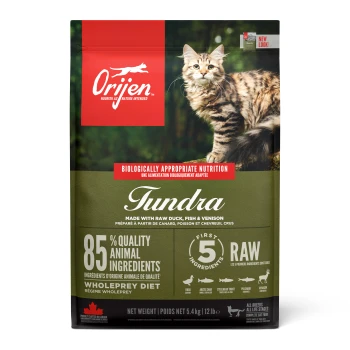 Eine Tüte Orijen Tundra Katzenfutter mit einer getigerten Katze auf der Vorderseite, beschriftet mit "85% Qualitäts-Tierzutaten" und "Hergestellt mit rohem Enten-, Fisch- und Wildfleisch."