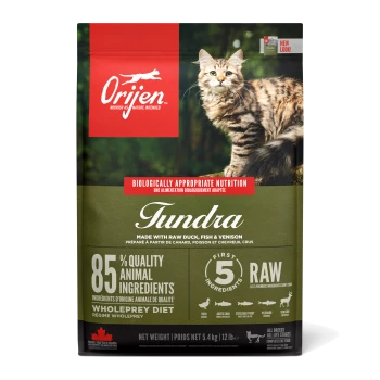 Un sac de nourriture pour chats Orijen Tundra avec un chat tigré sur le devant, étiqueté "85 % d'ingrédients animaux de qualité" et "Fabriqué avec du canard cru, du poisson et du venaison."