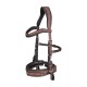 Ein braunes und schwarzes Ledergeschirr für Haustiere, das vor einem weißen Hintergrund präsentiert wird, mit verstellbaren Riemen und Metallverschlüssen.