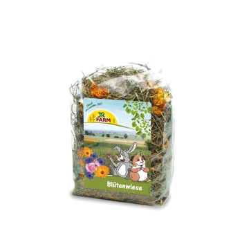 Eine durchsichtige Plastiktüte mit getrocknetem Gras und Blumen, beschriftet mit 'JR FARM Blütenwiese', mit Cartoon-Hasen auf der Vorderseite.