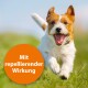 Ein fröhlicher Hund, der auf grünem Gras läuft, mit einem orangefarbenen Kreisüberlagerung, auf dem "Mit repellierender Wirkung" steht.