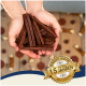 Eine Tüte "Premium Qualität" Haustierleckerlis, die Jerky-Streifen auf einer Holzoberfläche auskippt, mit einem weißen Seilspielzeug teilweise sichtbar.