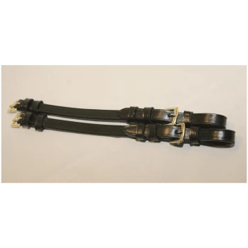 Zwei schwarze Leder-Halsbänder für Haustiere mit goldenen Schnallen, flach auf einem weißen Hintergrund ausgelegt.