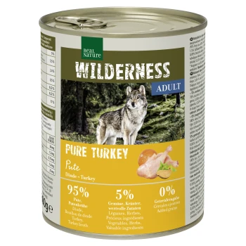 Eine Dose Real Nature Wilderness Adult Hundefutter mit "Pure Turkey" und einem Wolf-Bild, mit der Angabe 95% Truthahn und 5% Gemüse und Kräuter.