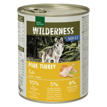 Eine Dose Real Nature Wilderness Adult Hundefutter mit "Pure Turkey" und einem Wolf-Bild, mit der Angabe 95% Truthahn und 5% Gemüse und Kräuter.
