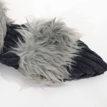 Ein plüschiger, grauer Haustierschuh mit einem flauschigen Äußeren und einer strukturierten dunklen Stoffbasis, ideal, um Haustiere warm und bequem zu halten.