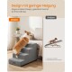 Corgi, der eine graue Haustiertreppe zum Sofa hochklettert; Bannertext 'Design mit geringer Neigung', Beschriftungen 'Unsere' und 'Andere' sichtbar