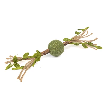 Grünes Haustierspielzeug mit einem strukturierten Ball auf einem Stock mit Schnur und künstlichen Blättern, entworfen für interaktives Spiel.