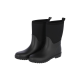 Schwarze Gummistiefel mit weichem Obermaterial und strukturiertem Boden, entworfen für den Außeneinsatz.