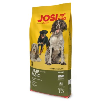 Hundefutterbeutel mit 'JOSI dog Lamb Basic' mit Bildern von drei Hunden, beschriftet mit 'DEUTSCHE QUALITÄT', und Nährwertangaben.