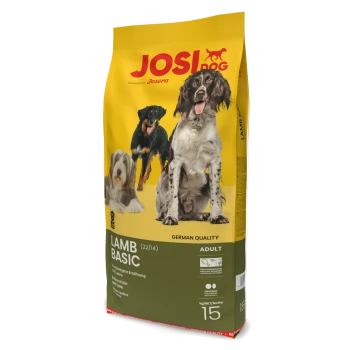 Hundefutterbeutel mit 'JOSI dog Lamb Basic' mit Bildern von drei Hunden, beschriftet mit 'DEUTSCHE QUALITÄT', und Nährwertangaben.
