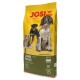 Hundefutterbeutel mit 'JOSI dog Lamb Basic' mit Bildern von drei Hunden, beschriftet mit 'DEUTSCHE QUALITÄT', und Nährwertangaben.