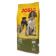 Hundefutterbeutel mit 'JOSI dog Lamb Basic' mit Bildern von drei Hunden, beschriftet mit 'DEUTSCHE QUALITÄT', und Nährwertangaben.