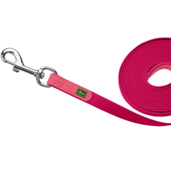Eine lebhaft pinke Hundeleine mit einem Metallclip und einem kleinen grün-gelben Logoanhänger der Marke Hunter.