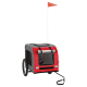 Ein grauer und roter Haustieranhänger mit einem Netzfront, zwei Rädern und einer Sicherheitsflagge oben, entworfen für den Transport von Haustieren.
