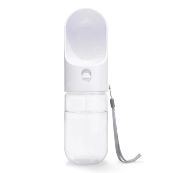 Trinkflasche Weiße tragbare Haustier-Wasserflasche mit einer integrierten Schüssel, mit einem Knopf zum Ausgeben von Wasser und einem grauen Riemen für einfaches Tragen.