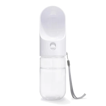 Weiße tragbare Haustier-Wasserflasche mit einer integrierten Schüssel, mit einem Knopf zum Ausgeben von Wasser und einem grauen Riemen für einfaches Tragen.