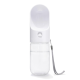 Weiße tragbare Haustier-Wasserflasche mit einer integrierten Schüssel, mit einem Knopf zum Ausgeben von Wasser und einem grauen Riemen für einfaches Tragen.